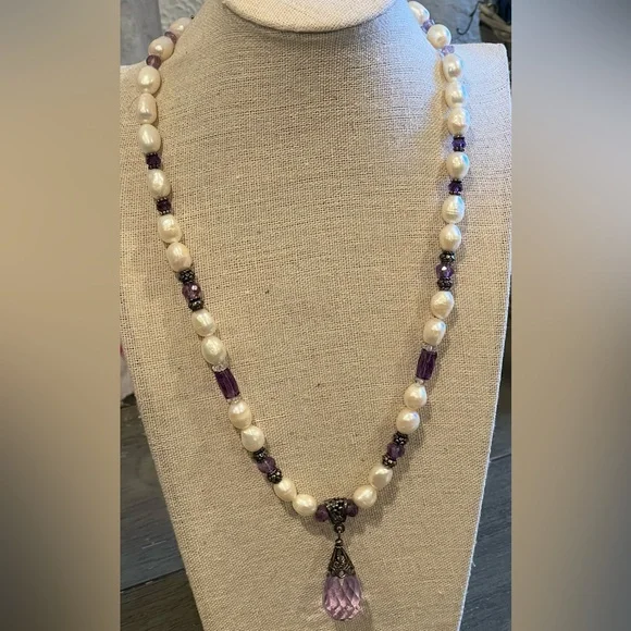 Large freshwater pearl necklace with purple glass beads and silver accents - Picture 13 of 14